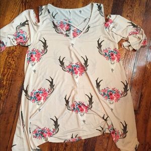 Cold shoulder, steer skull, boutique top!